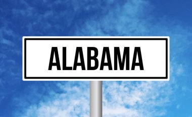 Mavi gökyüzü arka planında Alabama yol tabelası