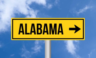 Mavi gökyüzü arka planında Alabama yol tabelası