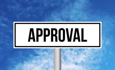 Gökyüzü arkaplanındaki yol işaretini onayla