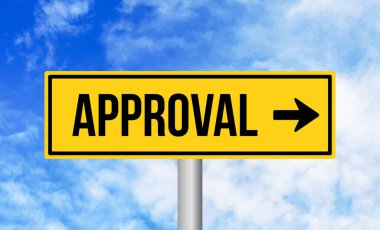 Gökyüzü arkaplanındaki yol işaretini onayla