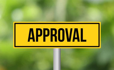 Bulanık arkaplanda yol işaretini onayla