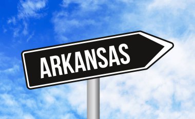 Arkansas yol tabelası mavi gökyüzü arka planında