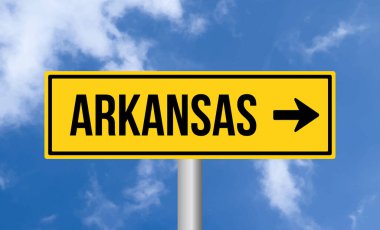 Arkansas yol tabelası mavi gökyüzü arka planında