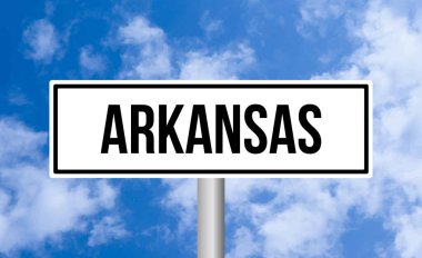 Arkansas yol tabelası mavi gökyüzü arka planında