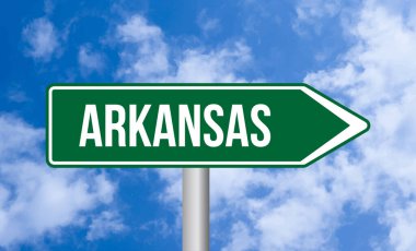 Arkansas yol tabelası mavi gökyüzü arka planında