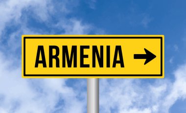 Bulutlu arka planda Ermenistan yol tabelası