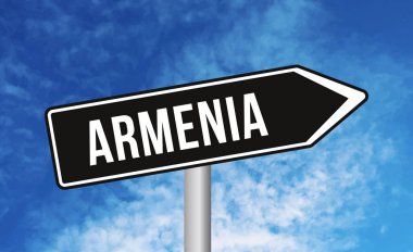 Bulutlu arka planda Ermenistan yol tabelası