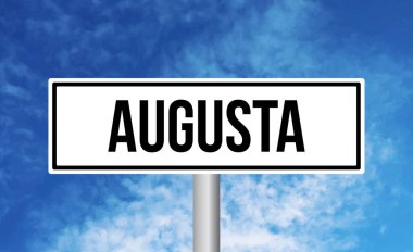 Mavi gökyüzü arka planında Augusta yol tabelası