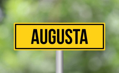 Arka planda Augusta yol tabelası