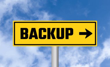 Mavi gökyüzü arka planında yedek yol işareti