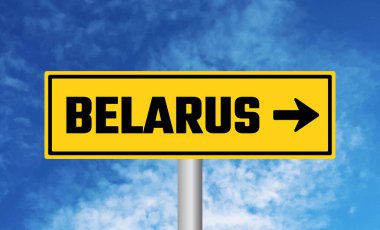 Bulutlu arkaplanda Belarus yol işareti