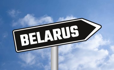 Bulutlu arkaplanda Belarus yol işareti