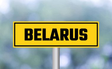 Bulanık arkaplanda Belarus yol işareti