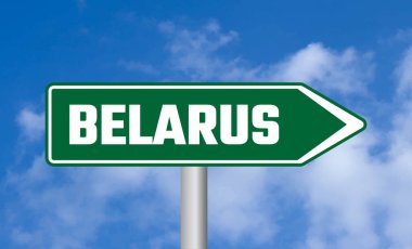 Bulutlu arkaplanda Belarus yol işareti