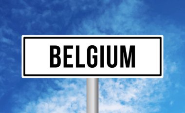 Gökyüzü arka planında Belçika yol işareti
