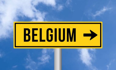 Gökyüzü arka planında Belçika yol işareti