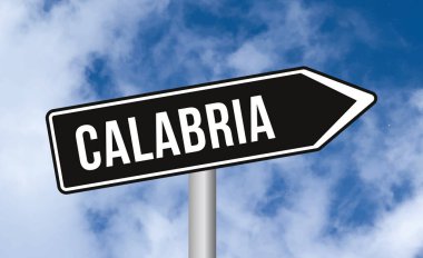Bulutlu arkaplanda Calabria yol işareti