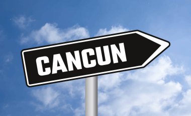 Bulutlu arkaplanda Cancun yol işareti