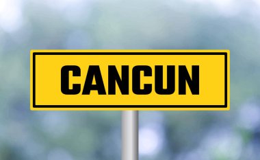 Bulanık arkaplanda Cancun yol işareti