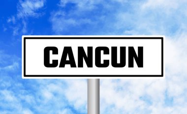 Bulutlu arkaplanda Cancun yol işareti