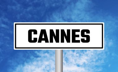 Gökyüzü arka planında Cannes yol işareti