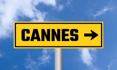Gökyüzü arka planında Cannes yol işareti
