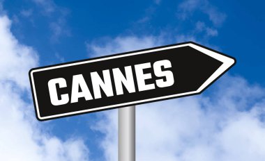 Gökyüzü arka planında Cannes yol işareti