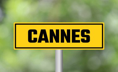 Bulanık arkaplanda Cannes yol işareti