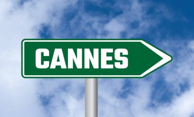 Gökyüzü arka planında Cannes yol işareti