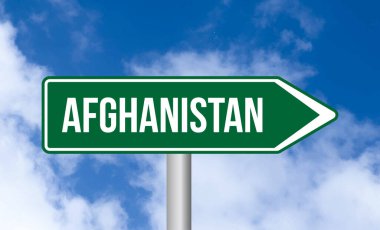 Mavi gökyüzü arka planında Afganistan yol tabelası