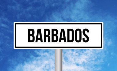 Bulutlu arkaplanda Barbados yol işareti
