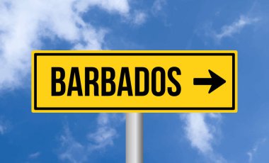 Bulutlu arkaplanda Barbados yol işareti