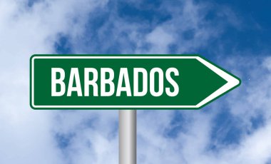 Bulutlu arkaplanda Barbados yol işareti