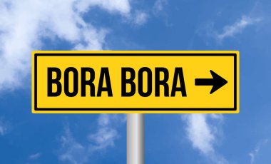 Bulutlu arka planda Bora Bora yol tabelası