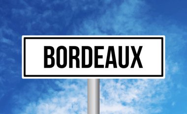 Gökyüzü arka planında Bordeaux yol işareti