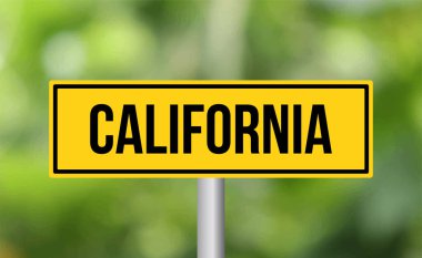 Bulanık arkaplanda California yol tabelası