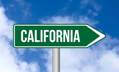 Bulutlu arka planda Kaliforniya yol tabelası