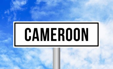 Mavi gökyüzü arka planında Kamerun yol işareti