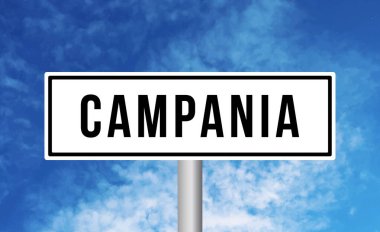 Gökyüzü arka planında Campania yol işareti