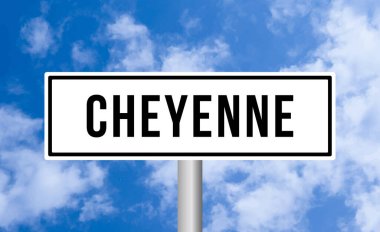 Mavi gökyüzü arka planında Cheyenne yol tabelası