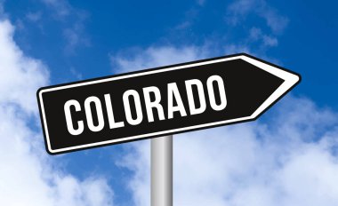 Mavi gökyüzü arka planında Colorado yol tabelası