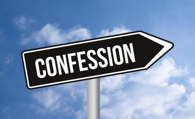 Bulutlu gökyüzü arka planında günah çıkarma tabelası