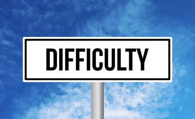 Gökyüzü arka planında zorluk işareti