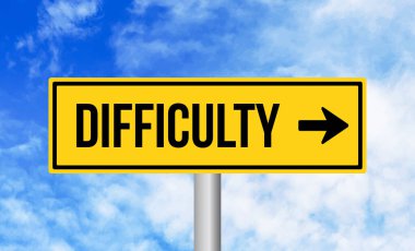 Gökyüzü arka planında zorluk işareti