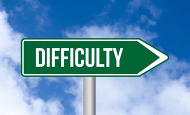 Gökyüzü arka planında zorluk işareti