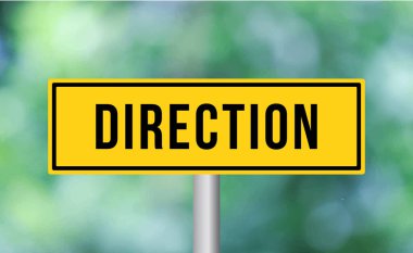 Arka planda yön tabelası