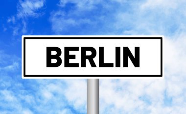 Mavi gökyüzü arka planında Berlin yol tabelası