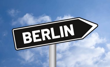 Mavi gökyüzü arka planında Berlin yol tabelası