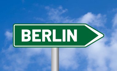 Mavi gökyüzü arka planında Berlin yol tabelası