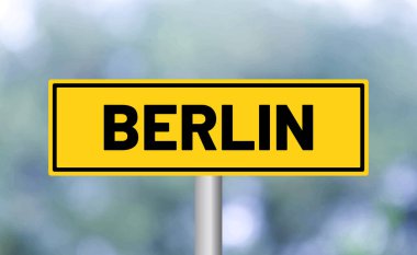 Arka planda Berlin yol tabelası